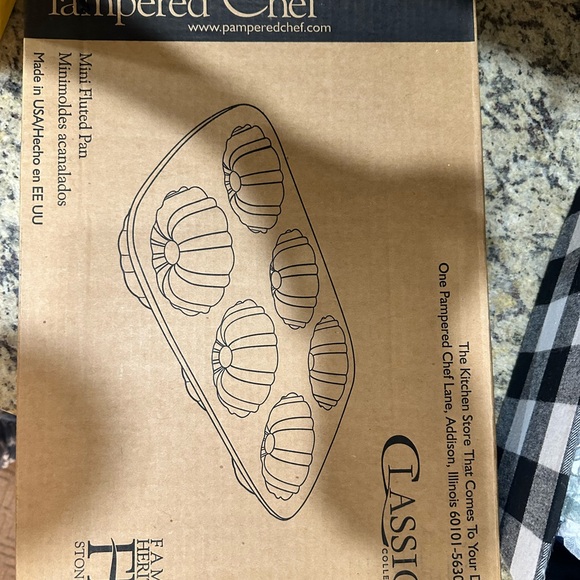 NIB never used Pampered Chef Mini Fluted Stoneware Pan, makes 6 mini Bundt cakes - Picture 2 of 5